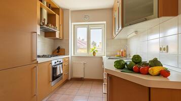 Frigorifero, forno, piano cottura, lavastoviglie