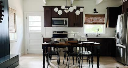 Newly Remodeled 3-bedroom house with Amazing Views of the Lake!