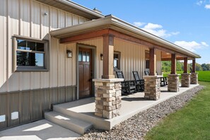 Property grounds - Barn! Golf Sim/Theater, Bunk Slide, Mini Golf, Hot Tub, Saloon Bar, Firepit! (Marcellus)