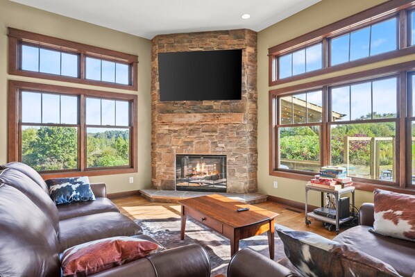 Smart TV - Barn! Golf Sim/Theater, Bunk Slide, Mini Golf, Hot Tub, Saloon Bar, Firepit! (Marcellus)