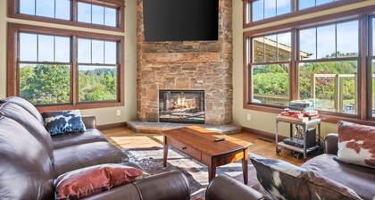Barn! Golf Sim/Theater, Bunk Slide, Mini Golf, Hot Tub, Saloon Bar, Firepit!