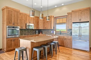 Fridge, microwave, oven, stovetop - Barn! Golf Sim/Theater, Bunk Slide, Mini Golf, Hot Tub, Saloon Bar, Firepit! (Marcellus)