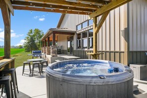 Property grounds - Barn! Golf Sim/Theater, Bunk Slide, Mini Golf, Hot Tub, Saloon Bar, Firepit! (Marcellus)