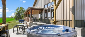 Barn! Golf Sim/Theater, Bunk Slide, Mini Golf, Hot Tub, Saloon Bar, Firepit!