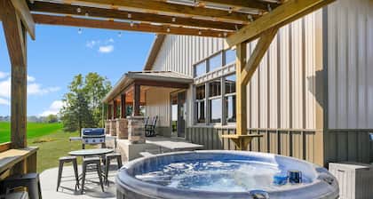 Barn! Golf Sim/Theater, Bunk Slide, Mini Golf, Hot Tub, Saloon Bar, Firepit!