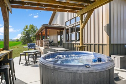 Barn! Golf Sim/Theater, Bunk Slide, Mini Golf, Hot Tub, Saloon Bar, Firepit!