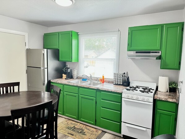 Coffee/tea maker, electric kettle