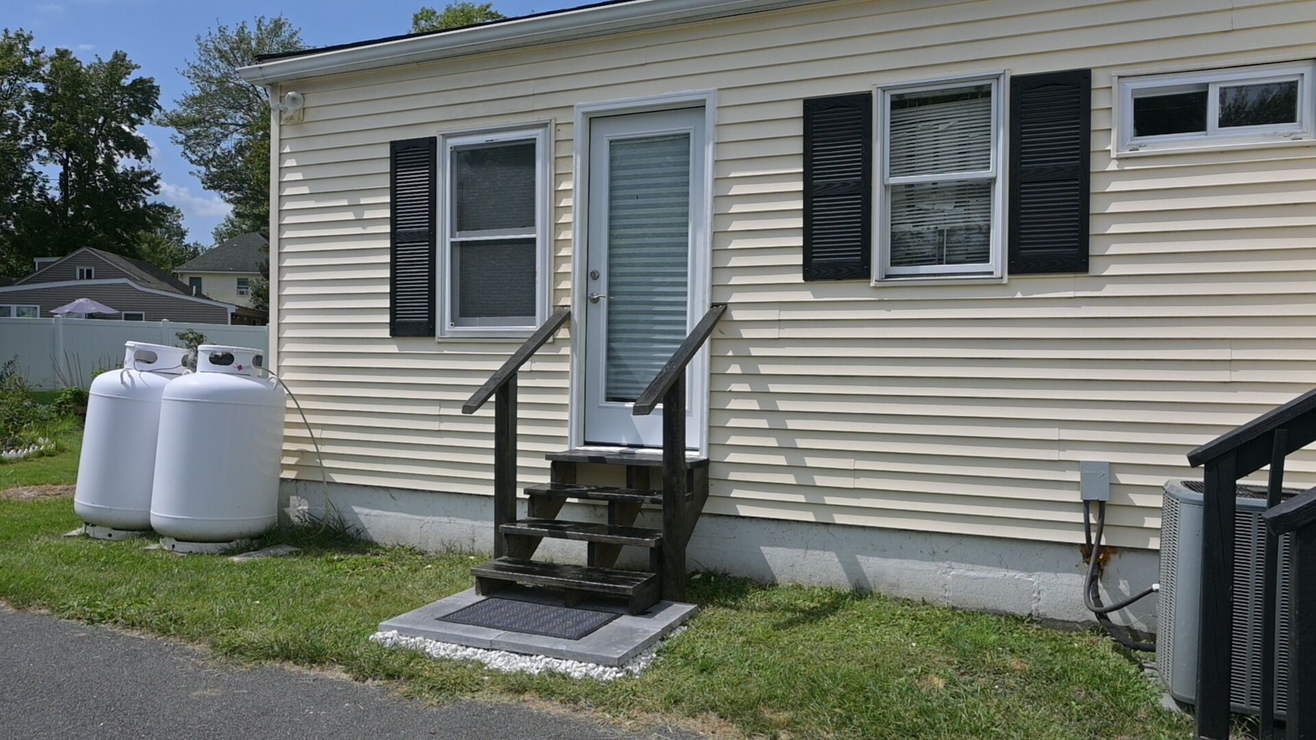 Welcoming house with one private bedroom and private entrance with bathroom 