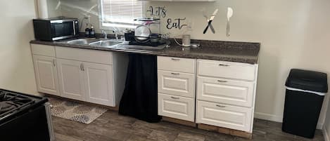 Geladeira, micro-ondas, cooktop, talheres/pratos/utensílios de cozinha