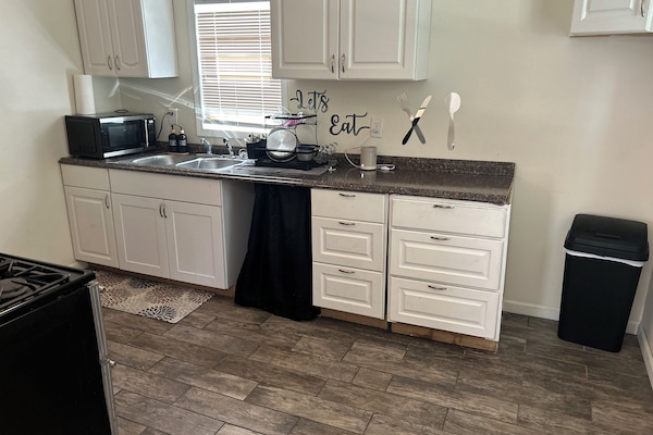 Réfrigérateur, micro-ondes, plaque de cuisson