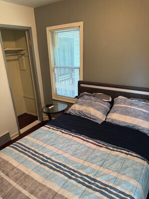 2 bedrooms, WiFi, bed sheets - Charming 2-bedroom house with AC, WiFi in brilliant Detroit (Detroit)