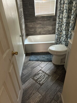 Towels, soap, toilet paper - Charming 2-bedroom house with AC, WiFi in brilliant Detroit (Detroit)
