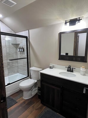 Een douche, een haardroger, handdoeken, zeep