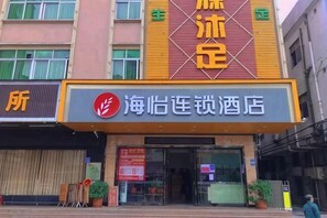 Un hôtel doté d'une enseigne bien visible, d'une devanture de magasin et d'une façade imposante.
