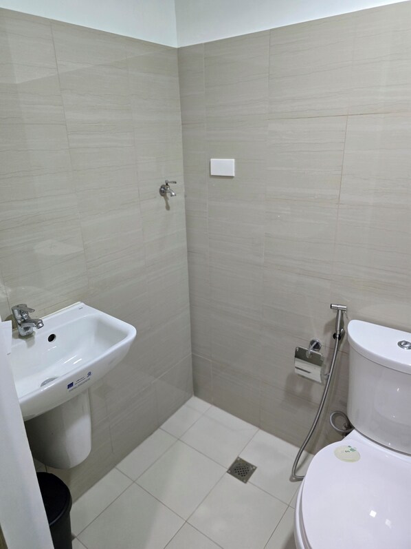 Regadera, bidet, toallas, jabón 