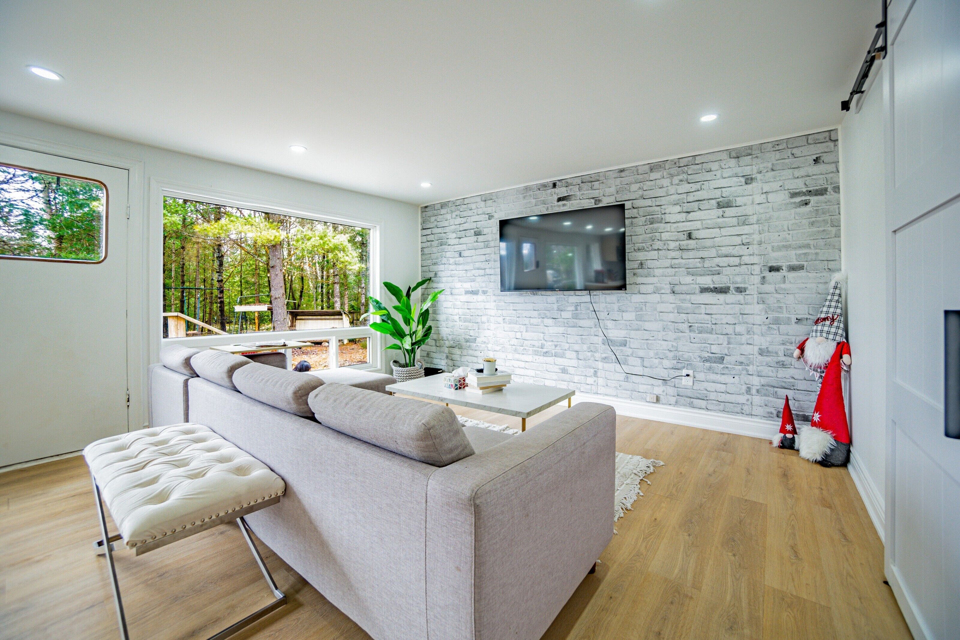 Smart-tv, eldstad och böcker