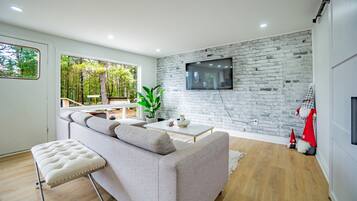 スマートテレビ、暖炉、書庫