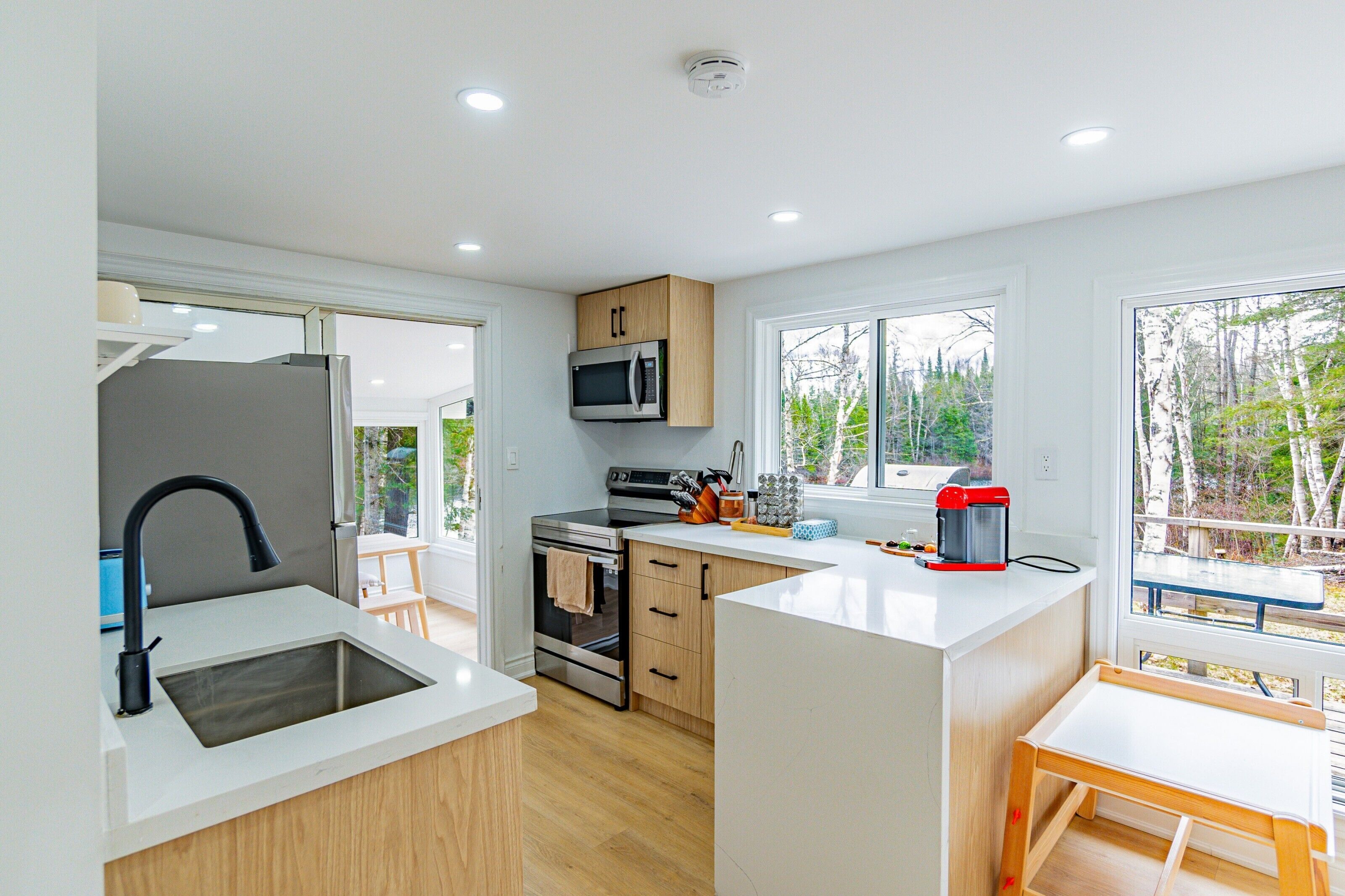 Kylskåp, mikrovågsugn, ugn och spishäll