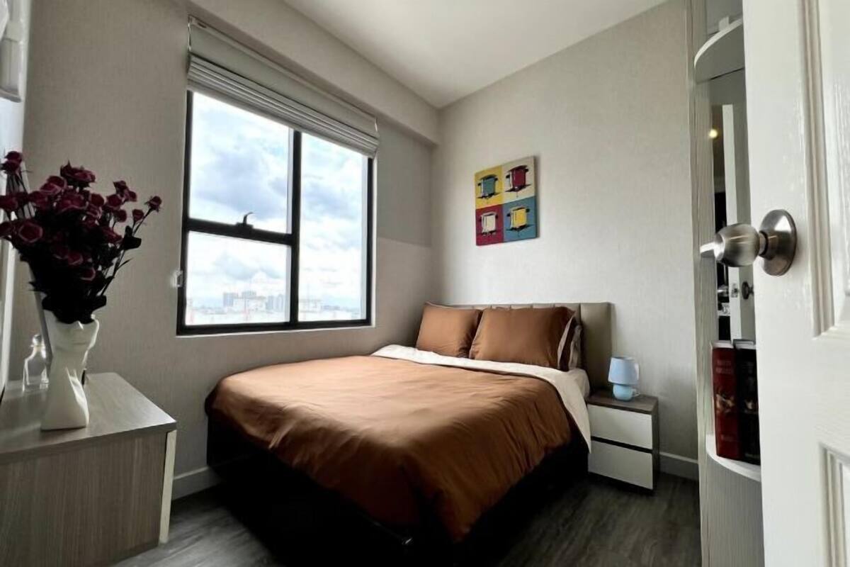 2 bedrooms, desk, laptop workspace, blackout drapes