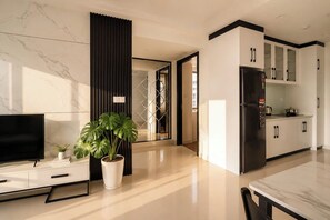 Una cocina moderna con refrigerador, armarios y encimera.