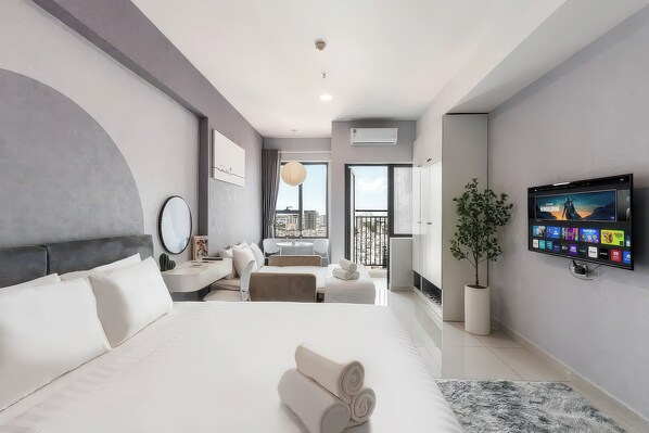 2 bedrooms, desk, laptop workspace, blackout curtains