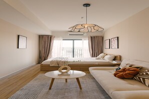 Superior-Studio, 1 Queen-Bett, Küche, Stadtblick | Schreibtisch, laptopgeeigneter Arbeitsplatz, Verdunkelungsvorhänge