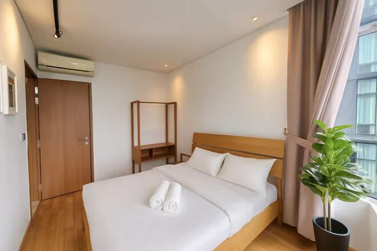 Skrivebord, skrivebord for bærbar PC, blendingsgardiner og lydisolert