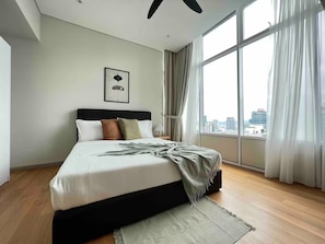 Escrivaninha, espaço de trabalho para notebook, cortinas blackout