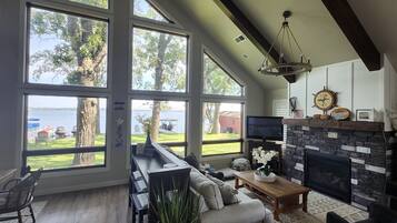 TV connectée, cheminée, lecteur de DVD, chaßne hi-fi