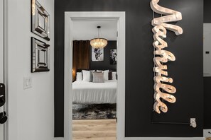 4 habitaciones, tabla de planchar con plancha, wifi y ropa de cama