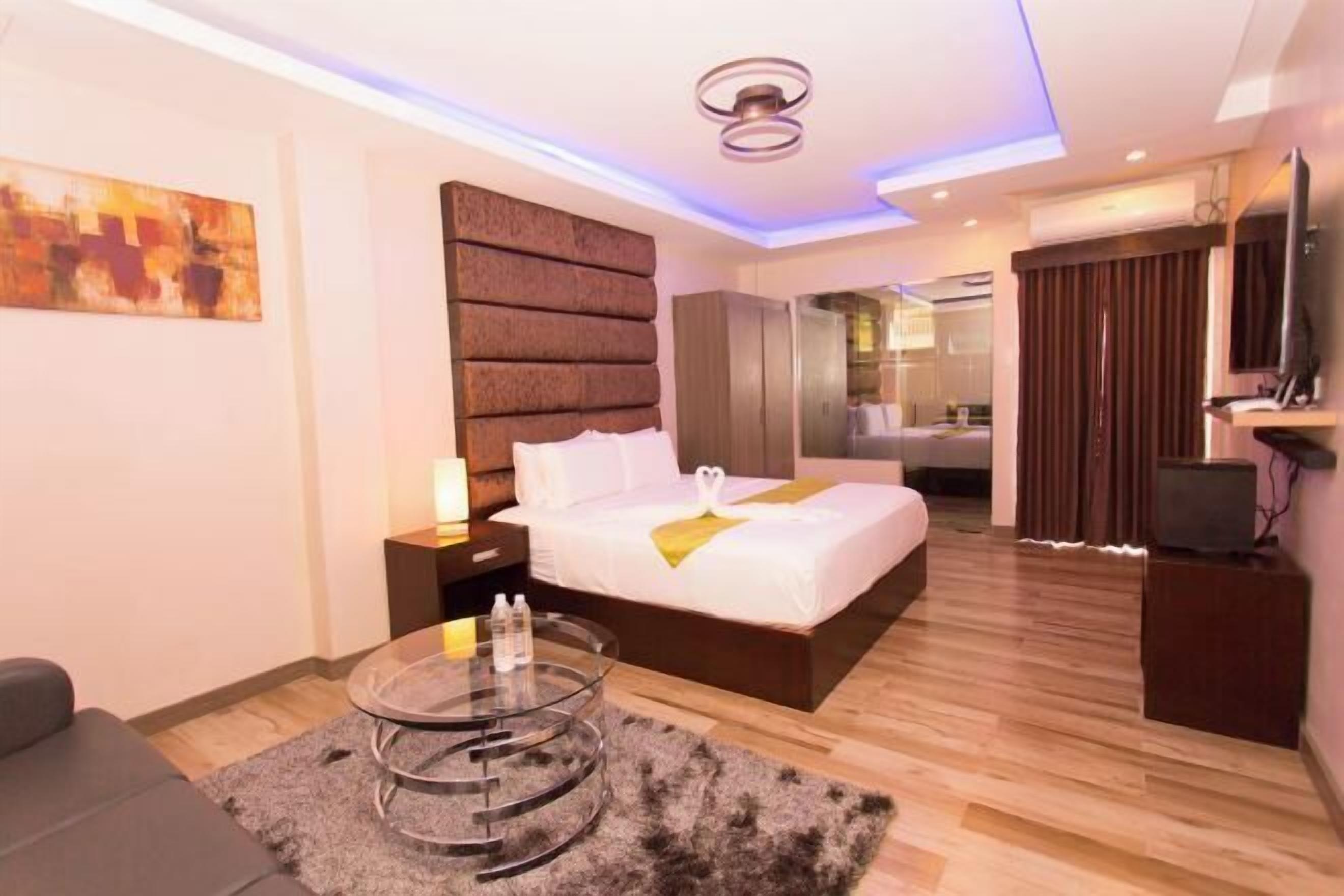 Desk, laptop workspace, soundproofing, free WiFi