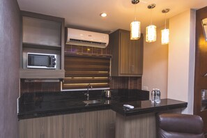 Luxury Suite, Balcony | Private kitchen | Mini-fridge - Extension Grand Centra (Angeles City)