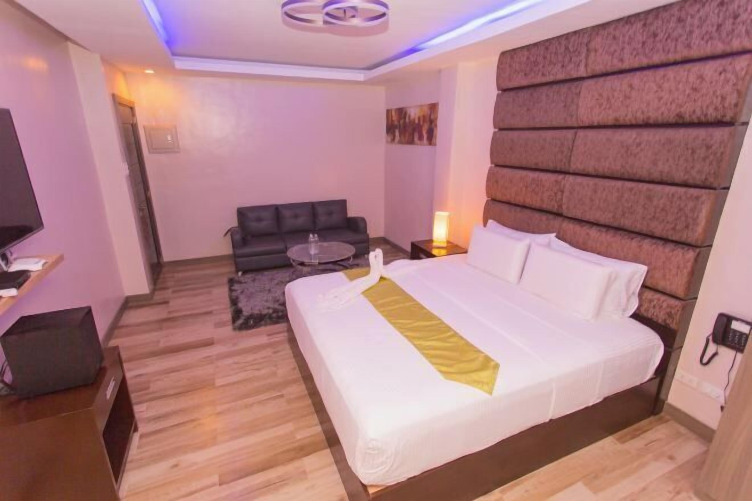 Desk, laptop workspace, soundproofing, free WiFi