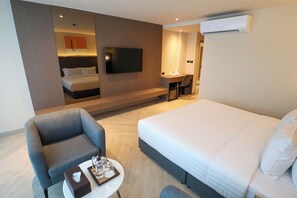 Habitación doble Deluxe, vista a la ciudad | Caja de seguridad en la habitación, escritorio y cortinas blackout 