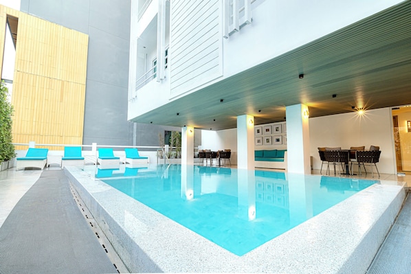 Una piscina al aire libre