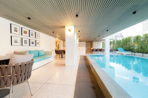 Una piscina al aire libre