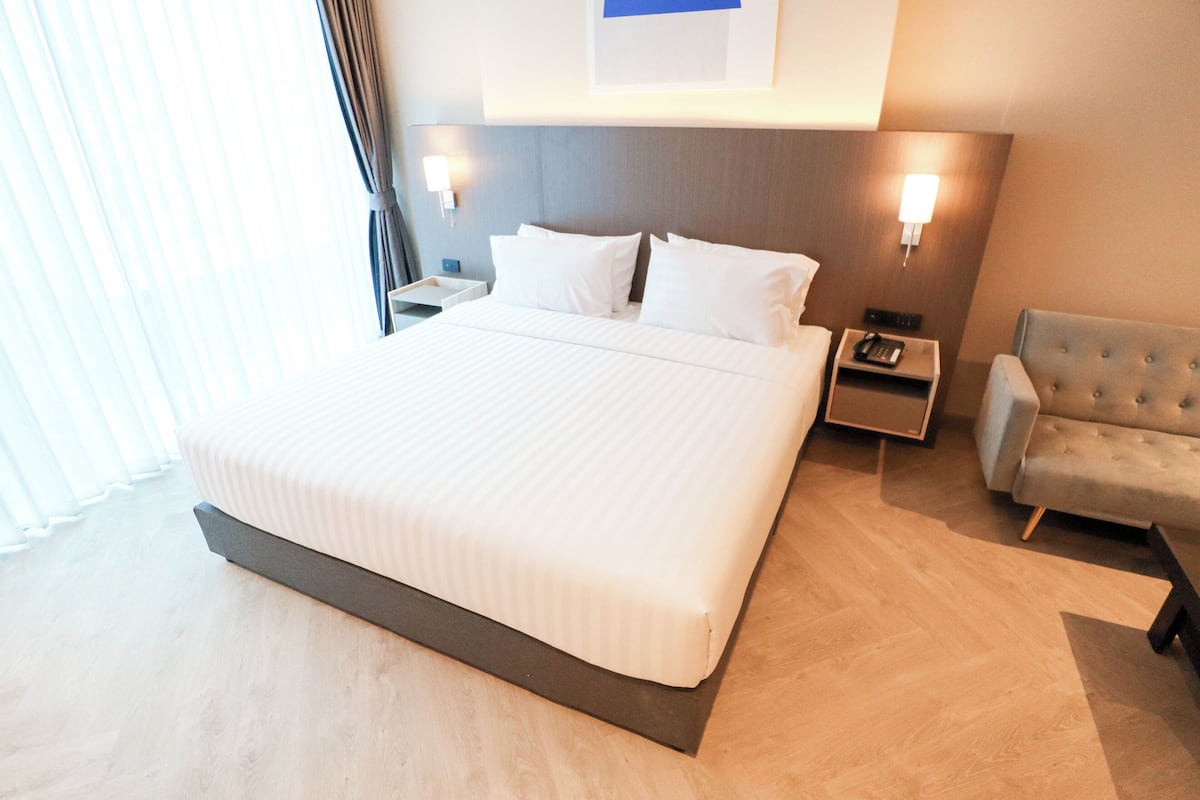Junior suite, uitzicht op stad | 1 slaapkamer, een kluis op de kamer, een bureau