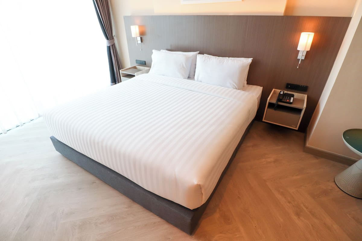 Suite – deluxe, byutsikt | Safe på rommet, skrivebord, blendingsgardiner og wi-fi (inkludert)