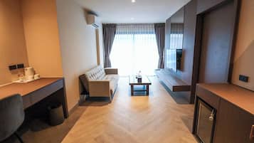 Habitación doble familiar, vista a la ciudad | Área de sala de estar