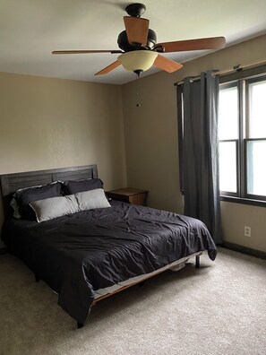 4 bedrooms, iron/ironing board, WiFi, bed sheets