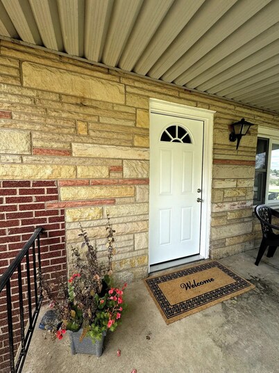 Welcome to The Tennerton House-Charming 2-bedroom with AC and WiFi in Buckhannon