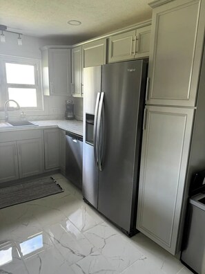 ثلاجة، ميكروويف، فرن، موقد طهي مسطح