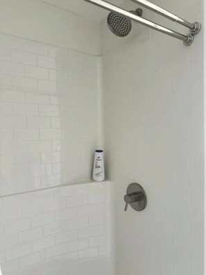 Haartrockner, Handtücher, Seife, Shampoo