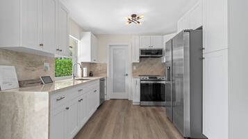 Een koelkast, een magnetron, een oven, een kookplaat