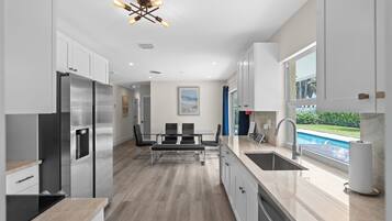 Een koelkast, een magnetron, een oven, een kookplaat