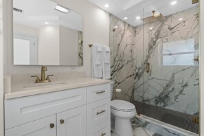Shower, towels, toilet paper - Imperial Point Pool House! (Fort Lauderdale)