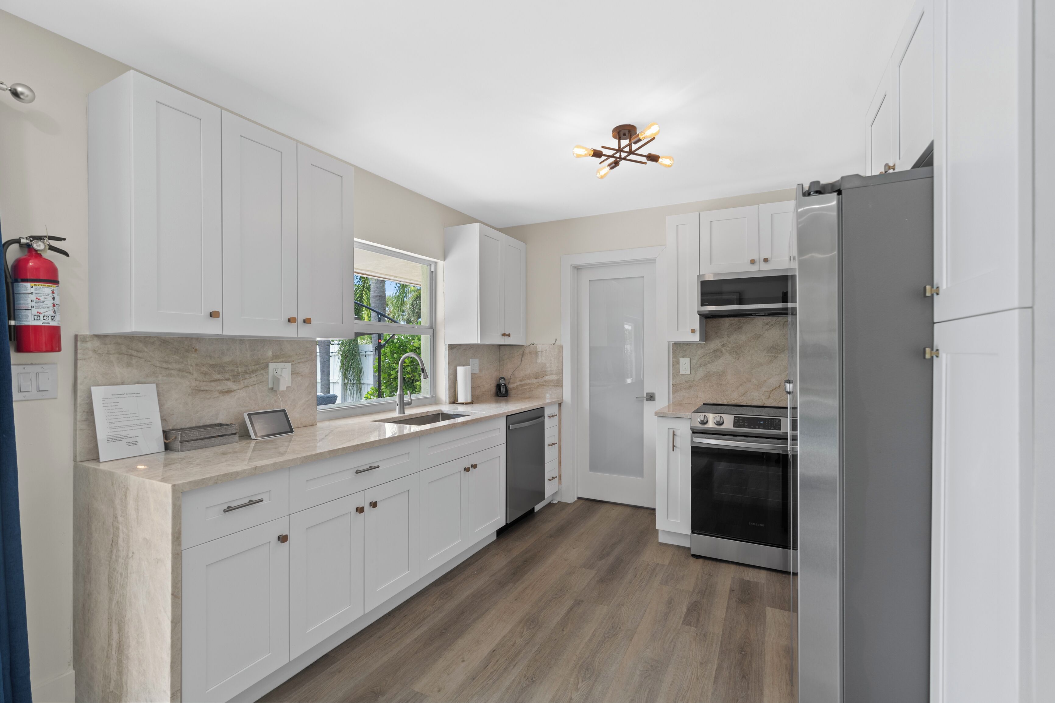 Refrigerador, microondas, horno y parrilla de estufa 