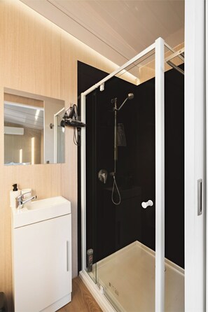 Shower, hair dryer, towels - Rowsley Valley Tiny House 1 by Tiny Away (Glenmore)