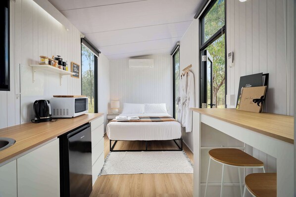 1 bedroom, bed sheets