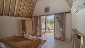 Une chambre à coucher avec un lit, une armoire et une vue sur l’extérieur.